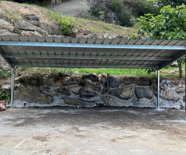 Cubiertas de chapa marquesina en acopio de leña